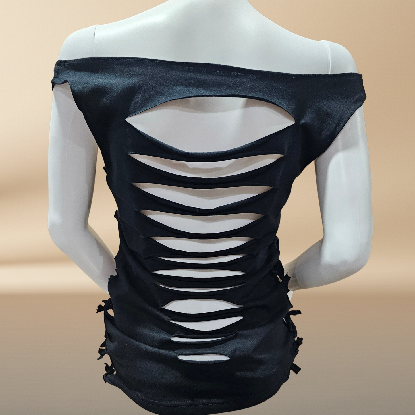Playera negra - vista lateral con cortes artesanales