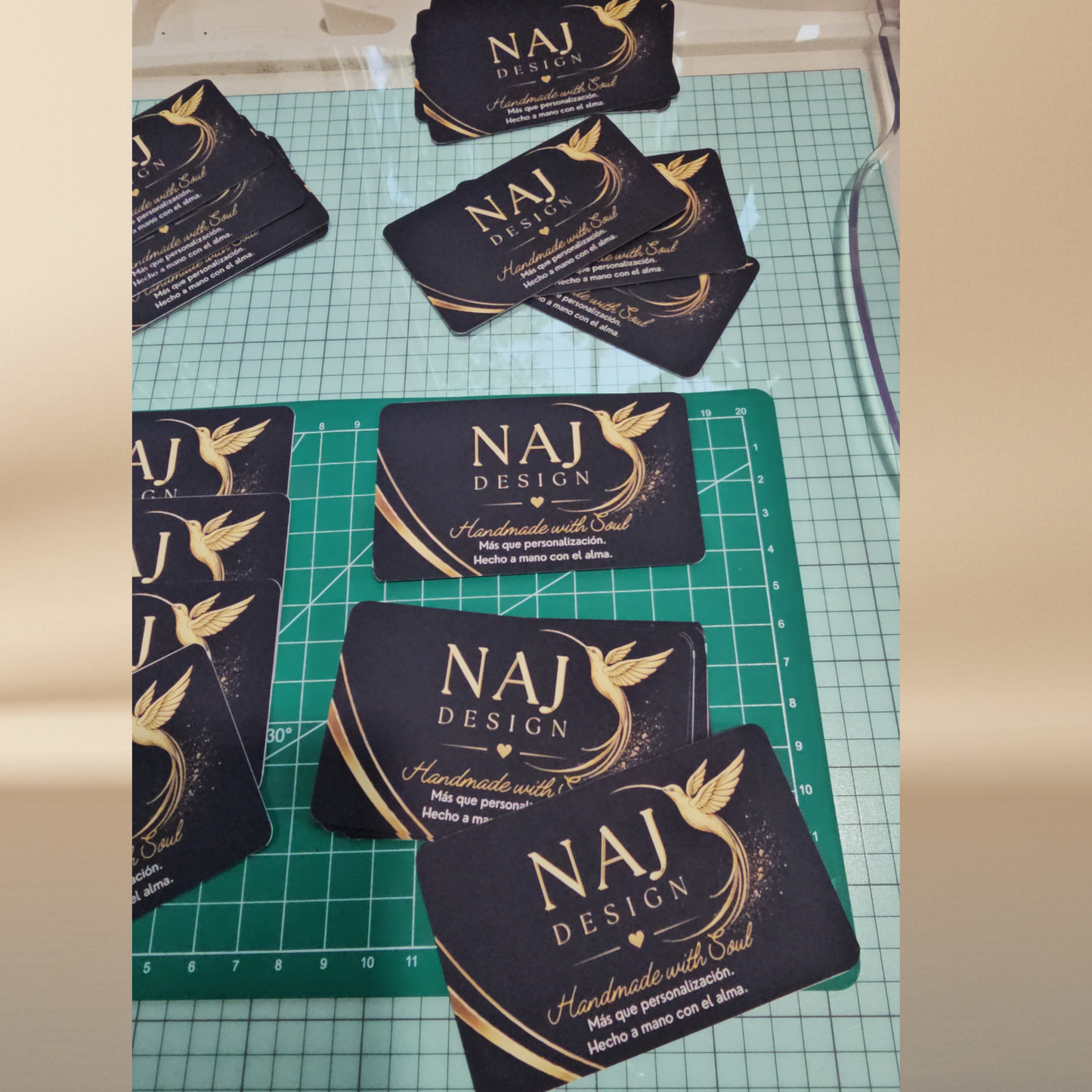 Tarjetas de presentación personalizadas negras con dorado - NAJ Design