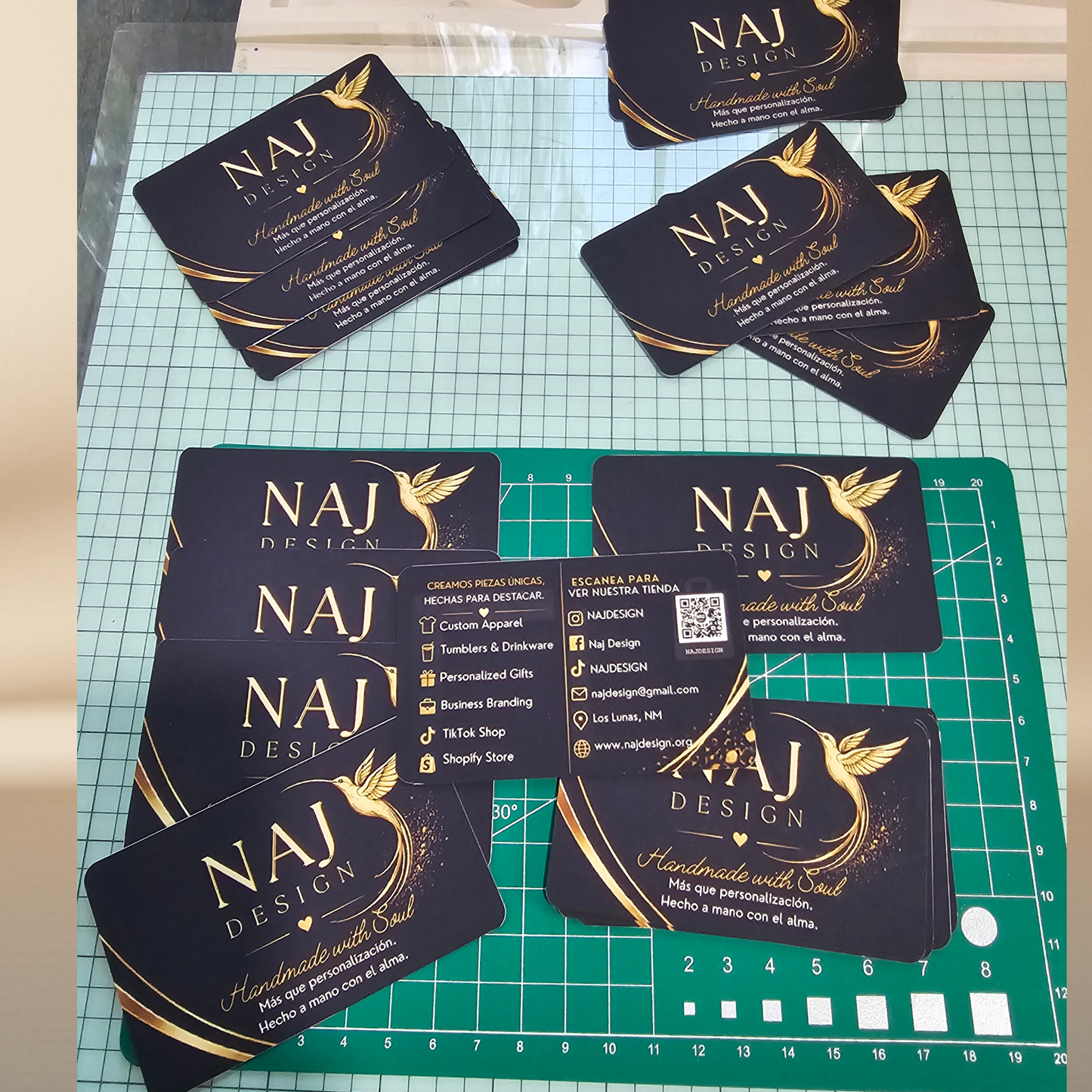 Reverso de tarjeta NAJ Design con servicios y redes sociales
