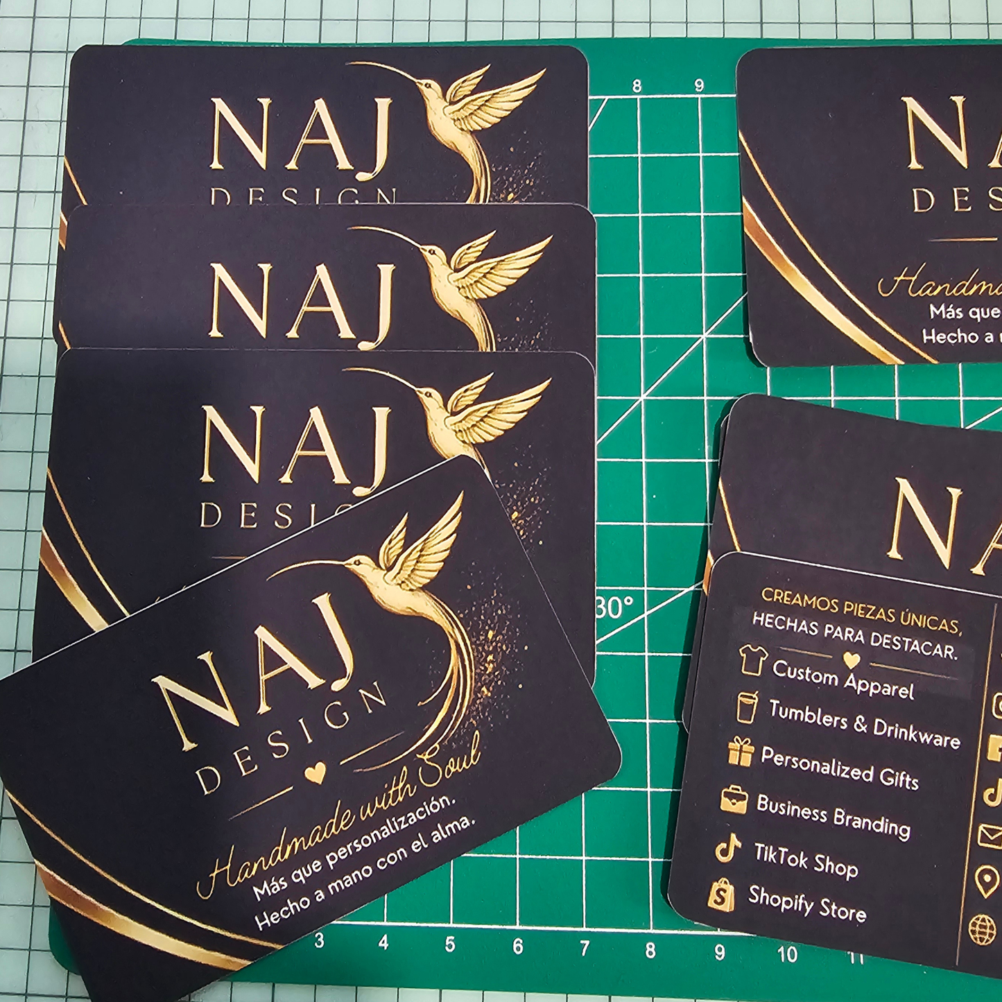 Detalle de tarjeta de presentación con logo colibrí dorado